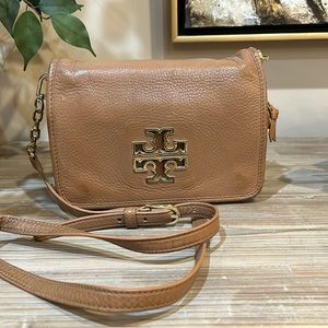 GUC Tory Burch tan leather crossbody purse. Some slight tarnish on emblem